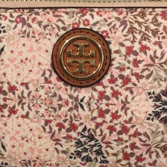 Tory Burch Kerrington Smartphone Wristlet 🌟 HOST PICK - Picture 2 of 13